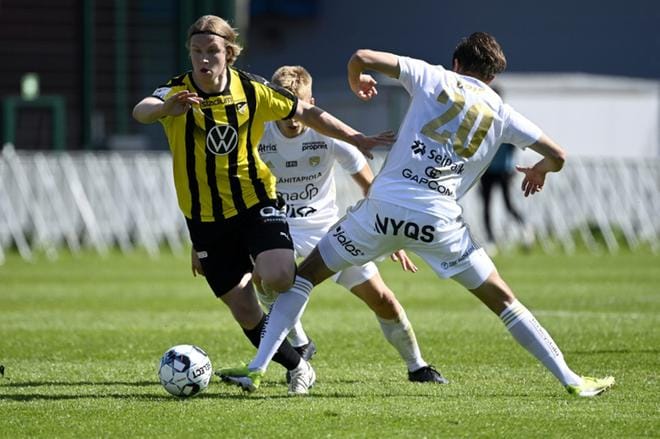 FC Hongan Ville Koski ja SJK:n Joonas Lepistö ottivat tiukasti yhteen Espoossa. KUVA: ANTTI AIMO-KOIVISTO/LEHTIKUVA