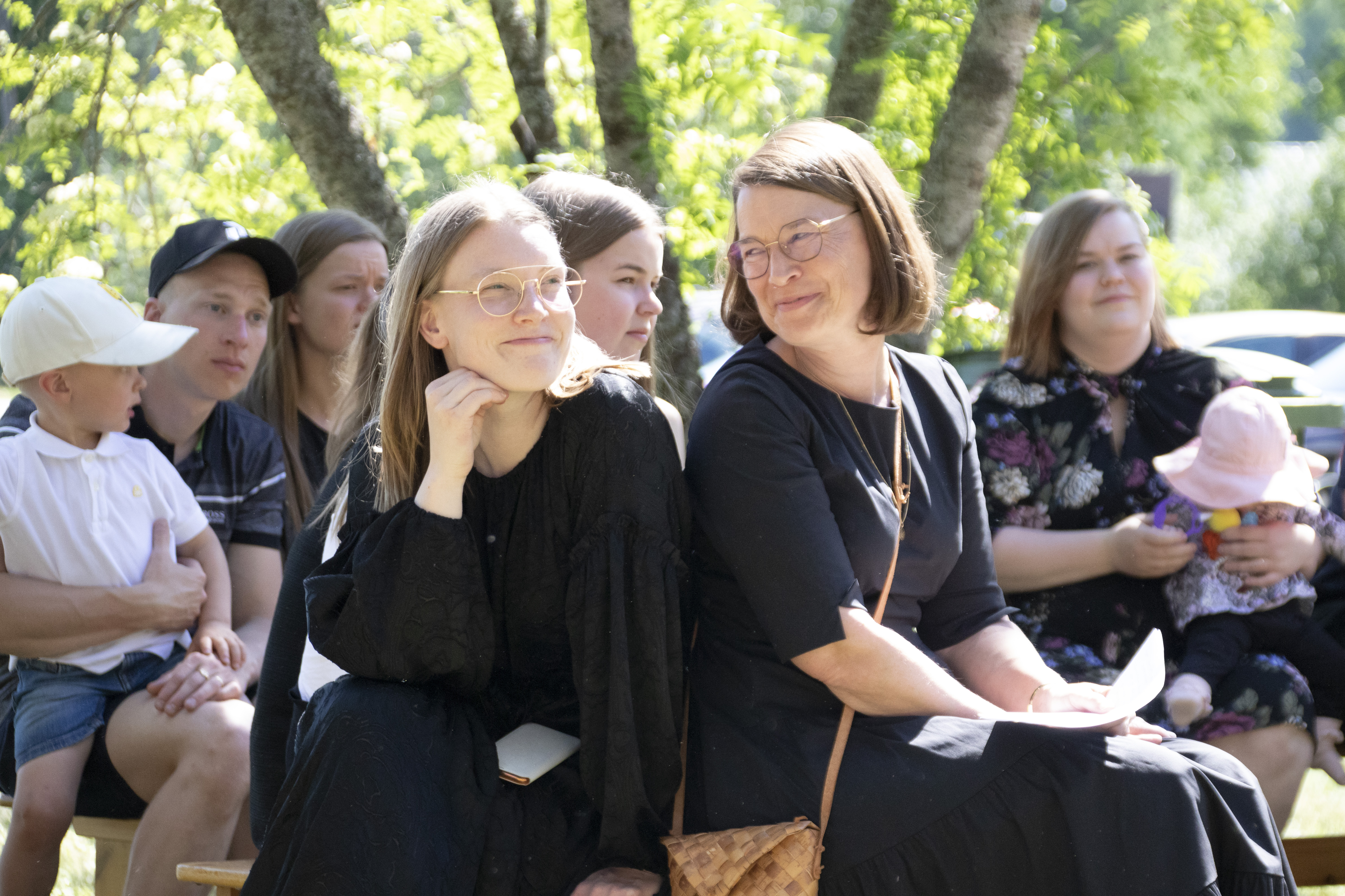 Julia ja Anne Lehto valmistautuivat yhteiseen näyttelytöidensä esittelypuheeseen.