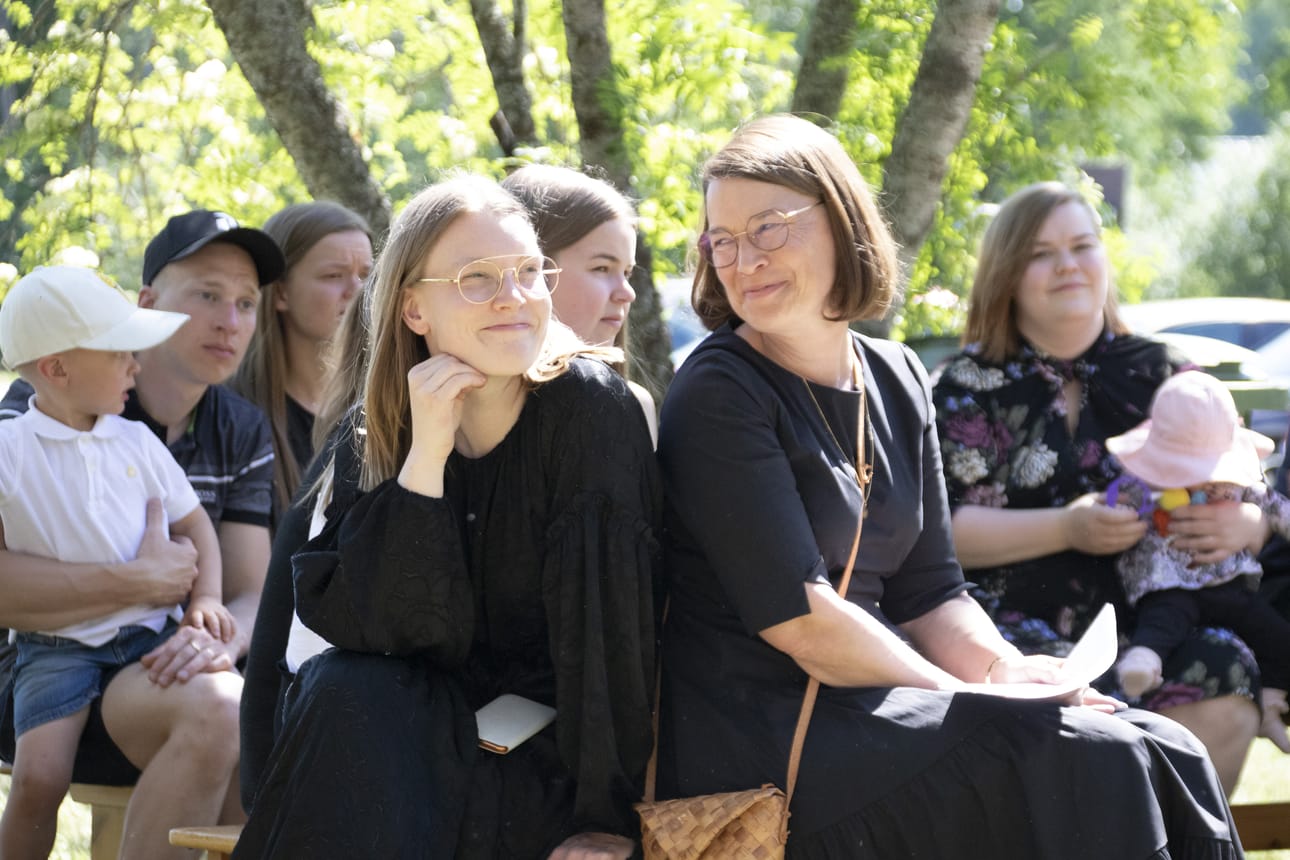 Julia ja Anne Lehto valmistautuivat yhteiseen näyttelytöidensä esittelypuheeseen.