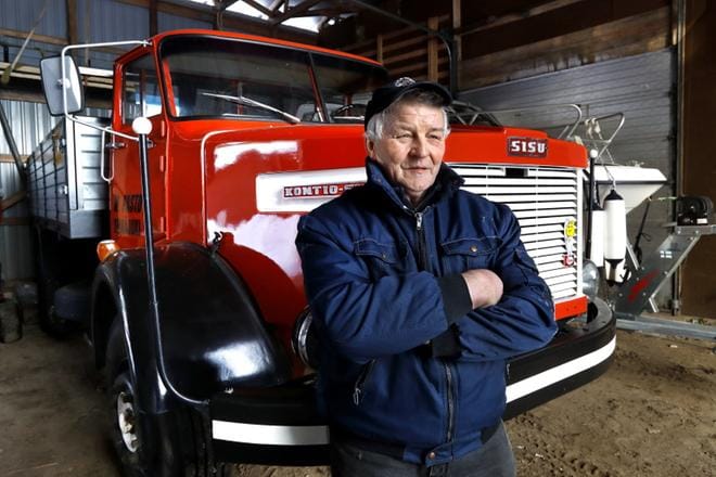 Matti Pasto muistelee hienosti entisöidyn 1970-luvun Kontio-Sisun aikaista tiukkaa viranomaiskäytäntöä. Jos nuppiin kiinnitettyyn valkoiseen Michelin-ukkoon oli laitettu valo, sen joutui usein ottamaan virkavallan käskystä pois paikaltaan. Kuvan kiiltelevä veteraaniauto matkaa keväällä alan harrastajien kokoontumisajoihin. KUVA: JOUKO HÄNNINEN.