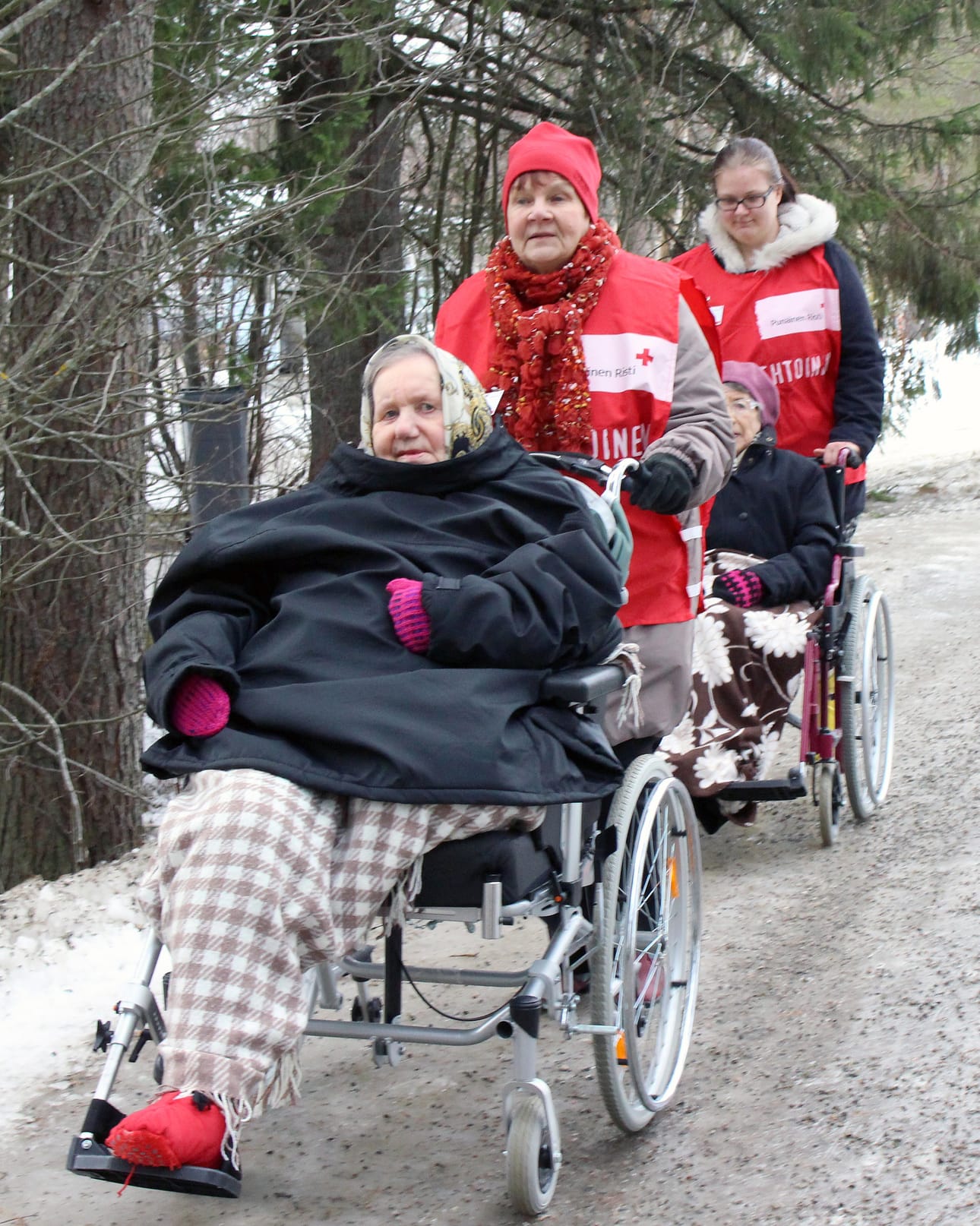 Siikalatvan SPR:n osaston Auli Laurilalta ja Sanna Myllykankaalta kyytiä saaneet Anni Kotisaari ja Helmi Turunen nauttivat ulkoiluhetkestä täysin sydämin.