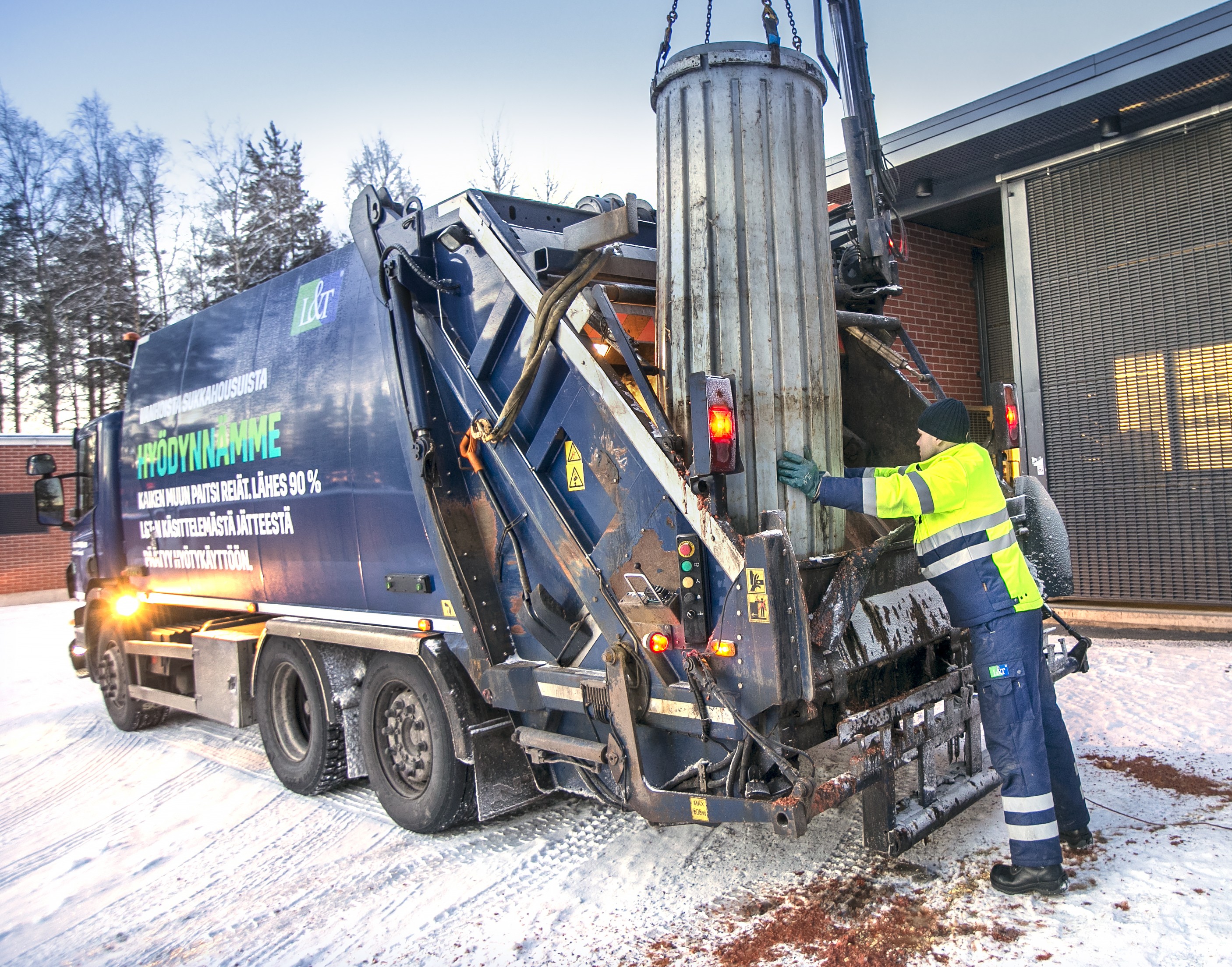 Syväkeräyssäilöt tyhjennetään jäteautoon nosturin avulla. Etenkin keittiöasiakkaiden molokit ovat yleensä täynnä jätettä ja erittäin raskaita liikuteltavia.