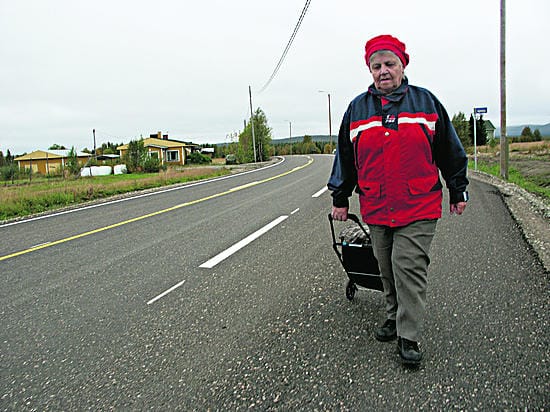 Hilja Autto, 81, lähti tältä paikalta taksilla ensimmäisenä raattamalaisena kohti Muoniota 51 vuotta sitten. Vasta nyt soratie sai päällysteen.