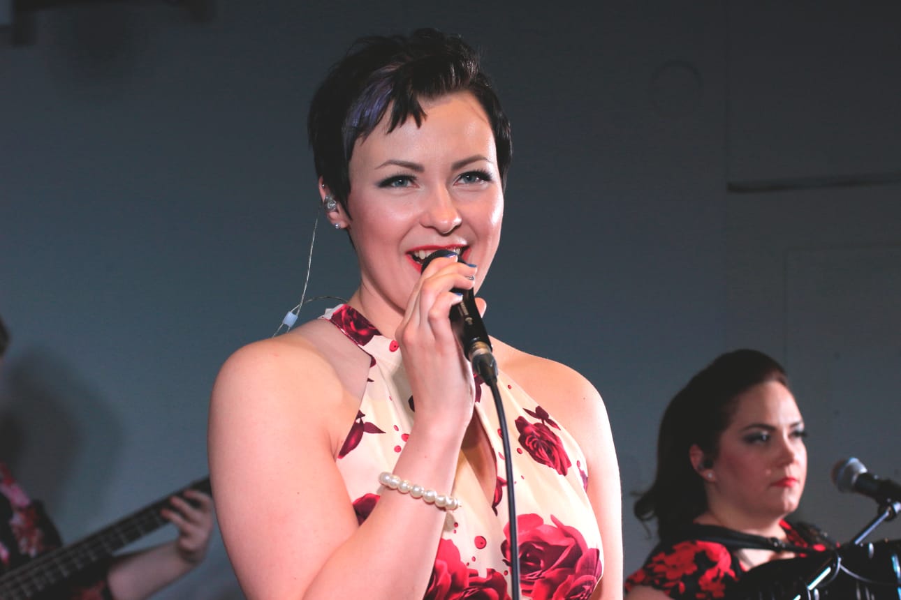 Marja Pisilä kertoo Neitosten tuovan tanssilavoille uudempaakin nostalgiaa kuin Olavia ja Lailaa, vaan jopa 2000-lukua. – Haluamme pitää rockabilly-fifitarihengen päällä. Olemme kokeneet sen hyväksi, meitä yhdistäväksi asiaksi, josta tanssijat ja kuuntelijat nauttivat, Marja sanoo.