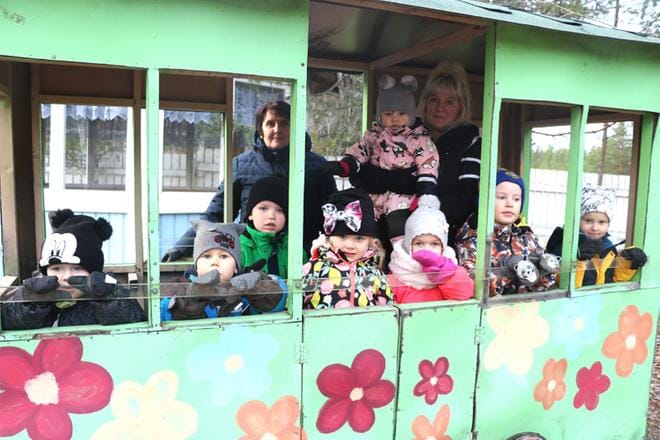 Nadja Uusimäki ja Marianne Peltokangas ulkoilevat mahdollisimman paljon Peukaloisen pikkuväen kanssa.