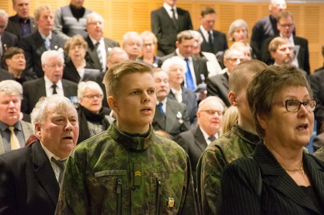 Muistojuhlan lopuksi laulettiin Maamme-laulu, kuvassa vimpeliläinen varusmies Jukka Lahtela. KUVA: JESSICA RISTIMÄKI