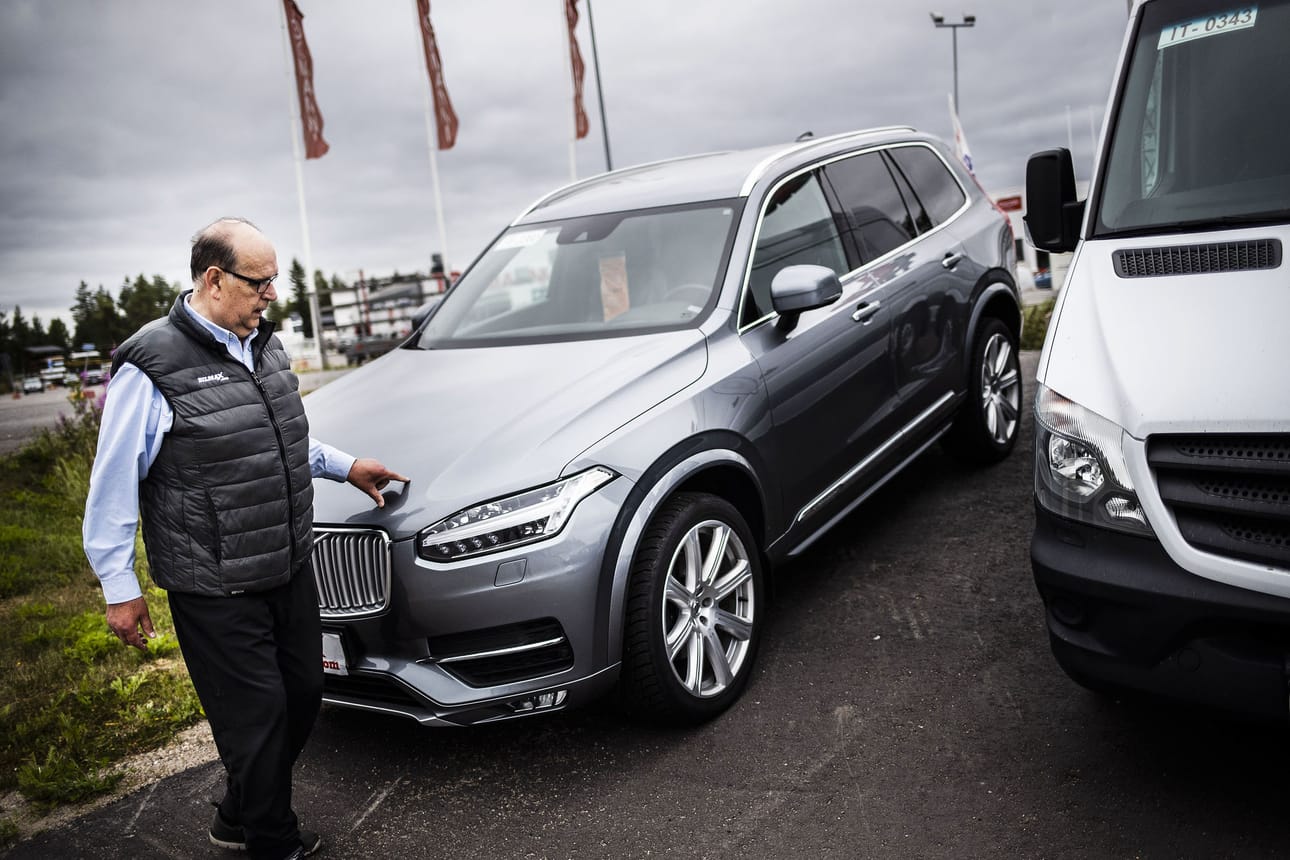 Vuodesta 1968 autoja myynyt Esko Herajärvi jää eläkkeelle samalla, kun Herajärvi Car Center myy viimeiset merkkiedustuksensa Rovaniemellä. Samalla tulee päätökseen Herajärven suvun yli 50-vuotinen historia uusien autojen myyjänä Lapissa. Arkistokuva vuodelta 2019.