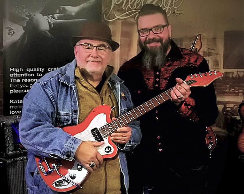 Kitaristi Duke Robillard ja kitaranrakentaja Jukka Kattelus esittelemässä Katar-kitaraa.