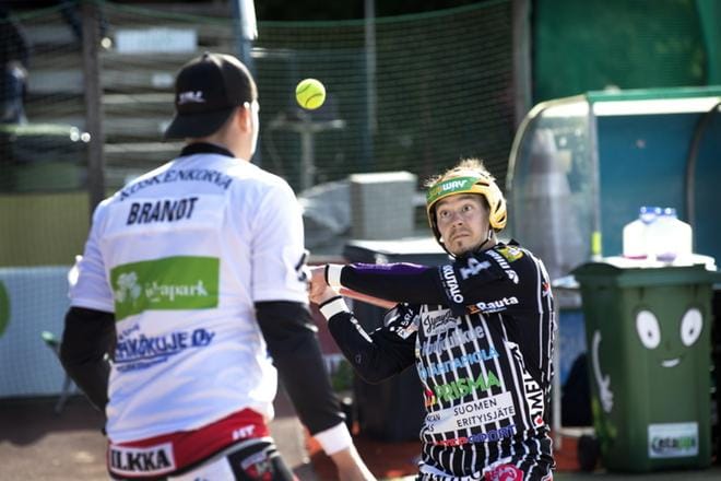 Koskenkorvan Urheilijoiden lukkari Atte Brandt tarjoili syöttäjä JymyJussien Toni Marjamäelle. KUVA: JOUKO HÄNNINEN