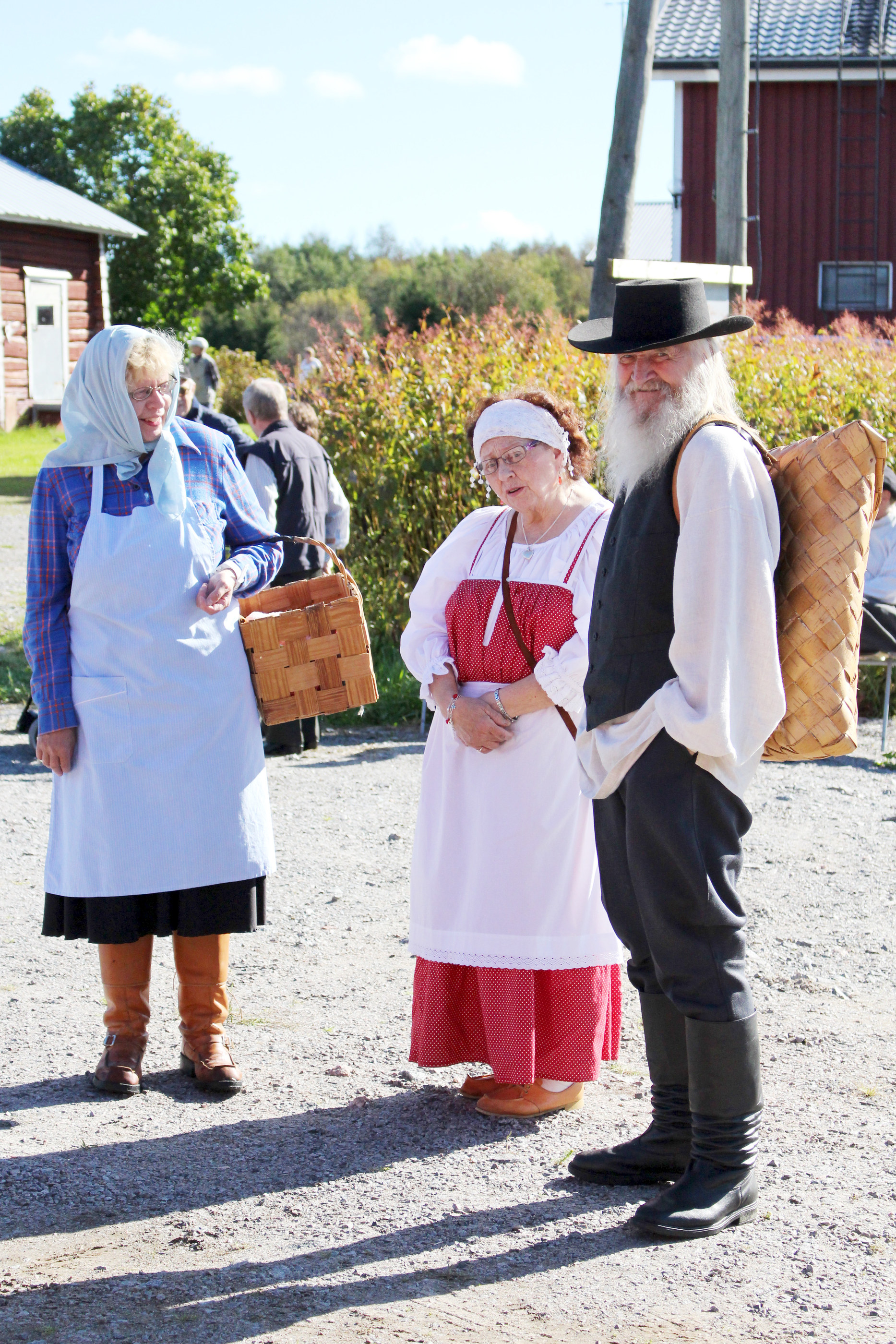 Asut olivat tilaisuutta myöten.