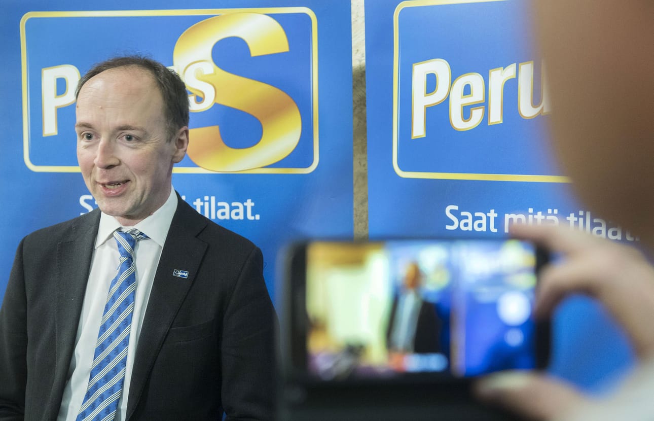Perussuomalaisten puheenjohtaja Jussi Halla-aho on sanonut, että teoksessa esitetyt näkemykset eivät ole puolueen kannanottoja.