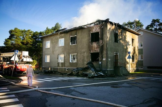 Pienkerrostalo tuhoutui pahoin tulipalossa 19. elokuuta Pursimiehenkadulla Palosaarella. ARKISTOKUVA: TIMO ANNANPALO