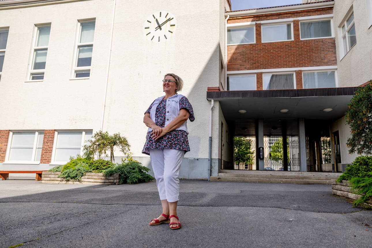 Sirkka Kumpula on yksi koulukuri-kyselyyn vastanneista. Hän ei muistele kokemaansa kuria hyvällä eikä ole sitä itse käyttänyt ammatissaan opettajana.