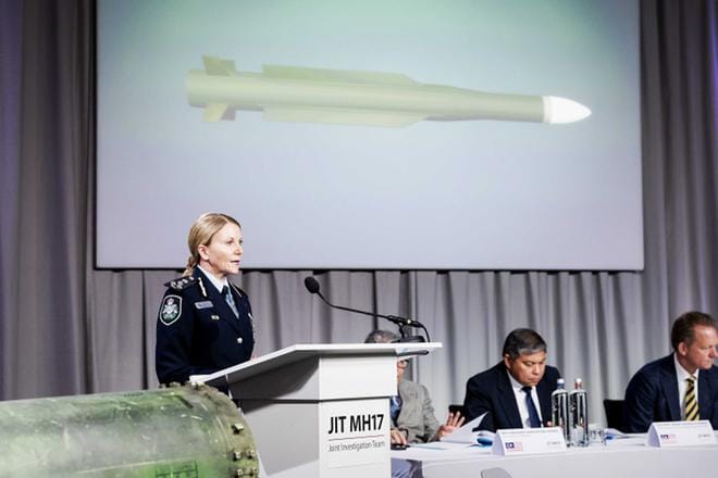 JIT-tutkijaryhmän jäsen Jennifer Hurst Australiasta esitteli Buk-ohjuksesta kerättyä tietoa torstaina Bunnikissa Hollannissa. Tutkijaryhmään kuuluu jäseniä Hollannista, Belgiasta, Ukrainasta, Malesiasta ja Australiasta. KUVA: ROBIN VAN LONKHUIJSEN