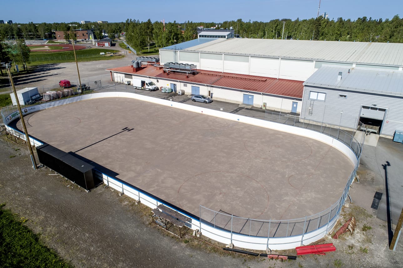 Raahen tekojään kattaminen kokosi toistakymmentä jäähallia käyttävien seurojen edustajaa keskustelemaan jäähallille tällä viikolla.