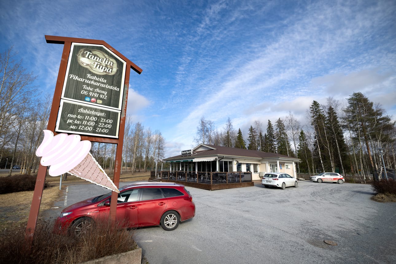 Vanha ravintolan kyltti oli vielä alkuviikosta paikallaan. Uusi ravintola pyritään saamaan auki kevään aikana.