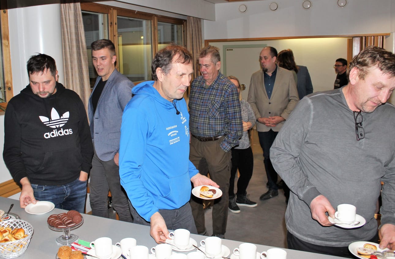 Jaakko Järvenpää (vas.), Rami Aalto, Erkki Viitikko, Pentti Haaranoja, Emilia Mannila, Marko Sahakoski, Salla-Maaria Länsimäki, Sami Kaunisto ja Jari Malm (edessä oik.) hörppivät kahvit kokouksen päätteksi.