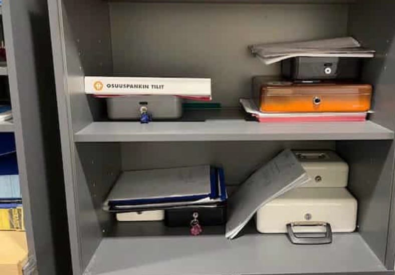 Huutokauppavaroja säilytettiin lippaissa, jotka olivat lukitussa kaapissa.