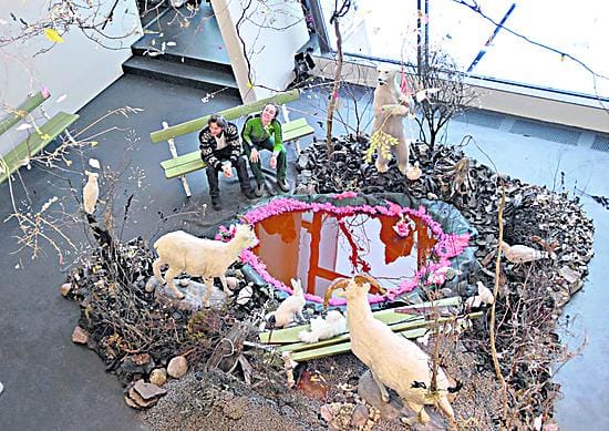 Joutsenlampi. Jörg Lenzlingerin ja Gerda Steinerin tilateoksen eläimet ovat lainassa eläinmuseosta. Kiasman jälkeen sveitsiläinen taiteilijakaksikko lähtee tekemään uutta työtä Japaniin.