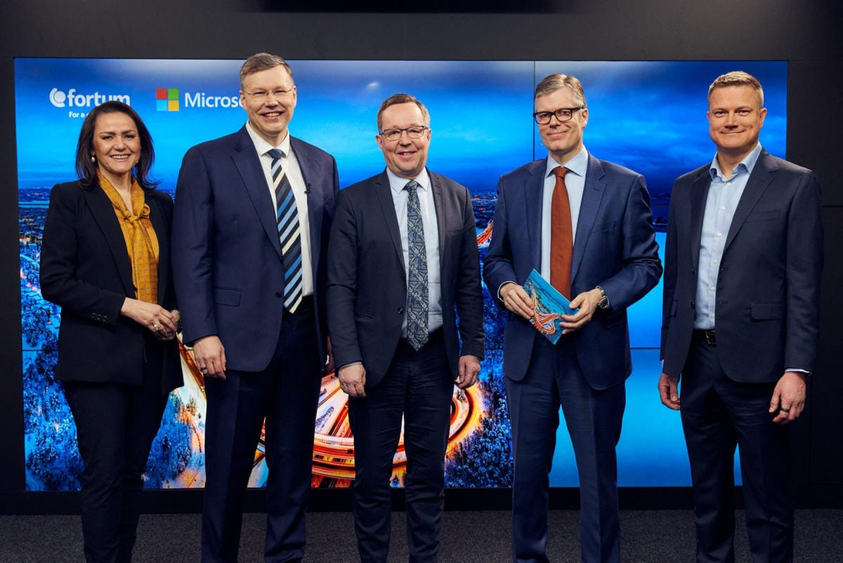 Fortumin Nebahat Albayrak, Microsoftin Pekka Horo, elinkeinoministeri Mika Lintilä, Fortumin Markus Rauramo, Fortumin Timo Piispa yhteishankkeen julkistustilaisuudessa Helsingissä 17. maaliskuuta 2022. LEHTIKUVA / HANDOUT