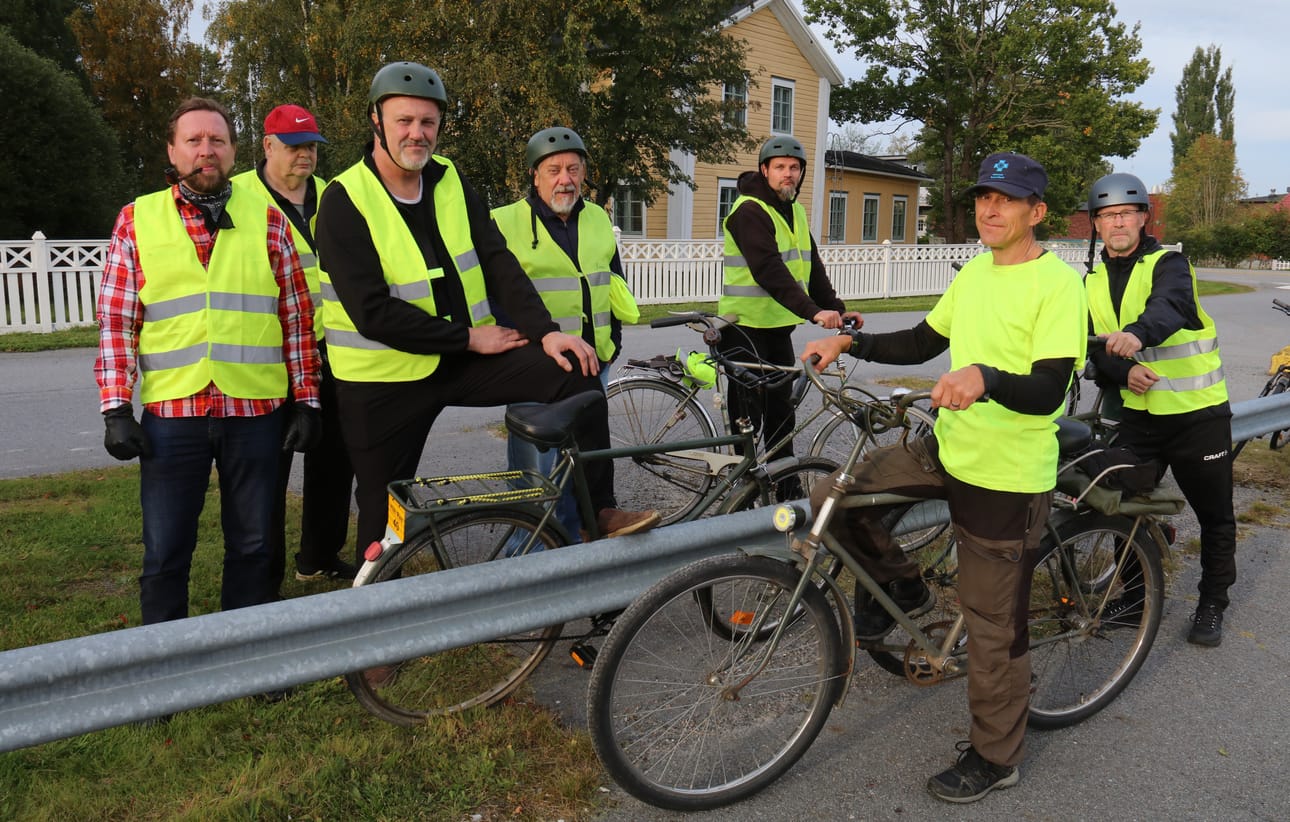 Juha Kurki, Esa Salmeskari, Veli-Tapani Aalto, Erkki Kallio, Jani Lindroos, Timo Hyrsky ja Mika Mäki starttasivat 156. maanantaipyöräilylleen tällä viikolla Päämajan edestä. Heidän kohteensa oli arkkitehti J.S. Sirénin kotitalo.