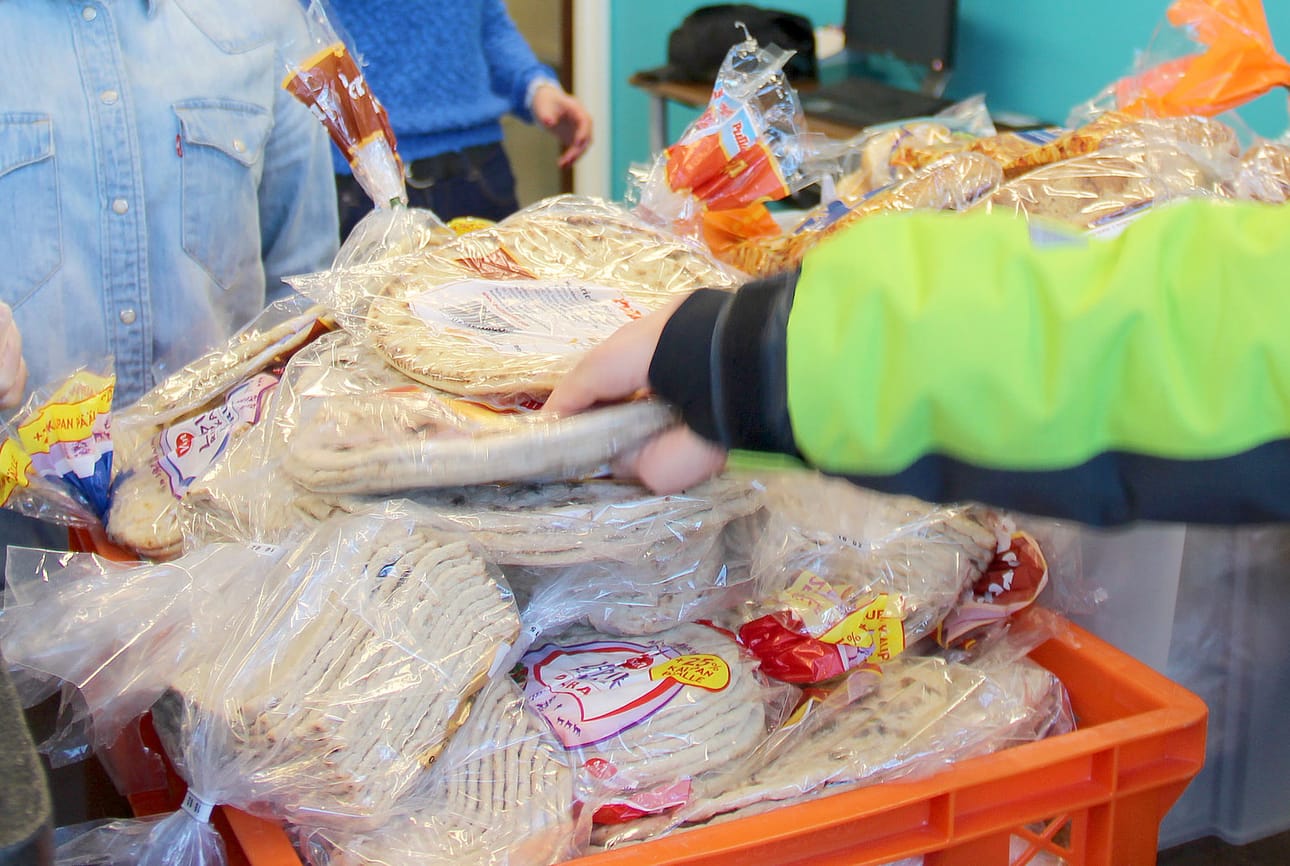 Karhupajan nuorten järjestämä kauppojen lahjoittaman ylijäämäruoan jakelu on saavuttanut Pudasjärvellä suosiota. Jaettavissa ruoissa on päiväys menossa vanhaksi.