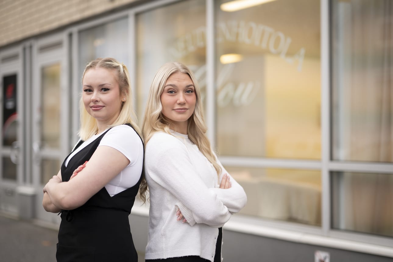 Kosmetologi Maia Hirvelä, 18, (vas.) ja ripsiteknikko Emma Sorvari, 22, jättivät vuokratuolit taakseen ja perustivat aikailematta yrityksen.