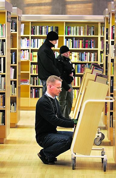 Pukkikin toi. Antti Tervakangas ja Elina Typpö saivat myös pukilta lukemista, mutta lisää löytyy hyllystä. Kirjastoharjoittelija Matti Kauhanen pitää järjestystä yllä.