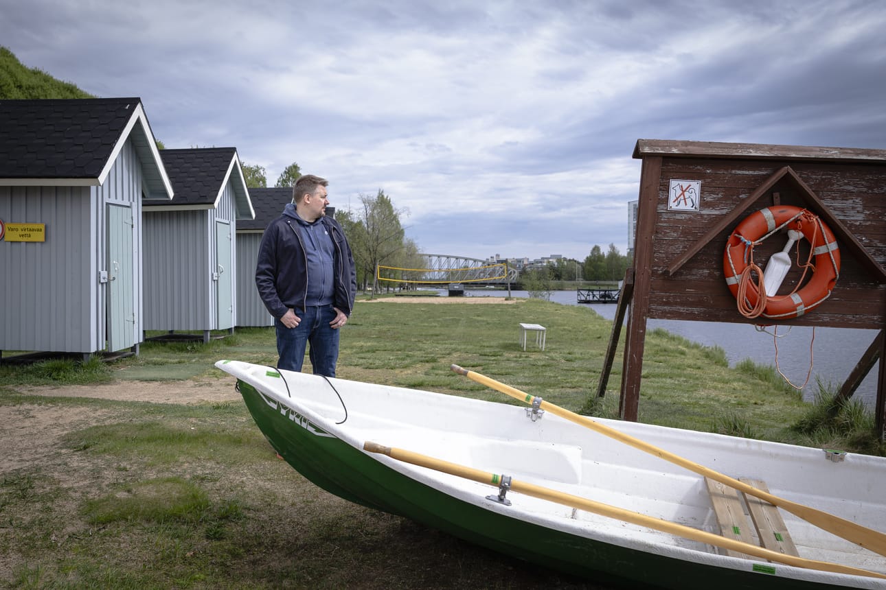 Jukka Jylänki kuulo yöllä avunhuutoja ja näki lopulta vedessä ihmisen. Hän päätti työntää pelastusveneen vesille ja sai nostettua miehen turvaan.