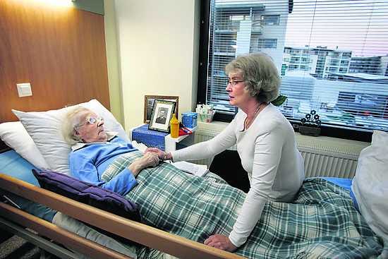 Tervetuloa! Intiön hoivakodin osastonhoitaja Aila Tauriainen-Lohvansuu toivotti tervetulleeksi hoitokodin vanhimman asukkaan, 98-vuotiaan Jenny Jaramaan Venla-osastolle.