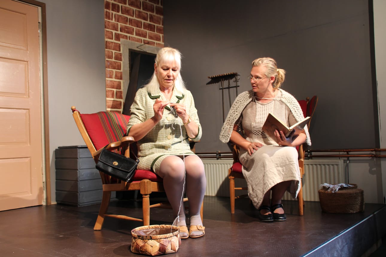 Sisarusten välinen rakkaus on isossa roolissa Tuomiojan kesäteatterin näytelmässä. Kristiina (Päivi Rautio) käsitöihin syventyneenä ja isosisko Ulriikka (Anne Heilala-Tervo) kirjan äärellä.