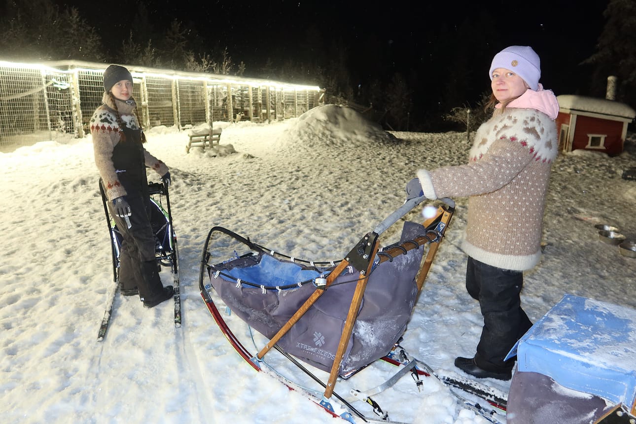 Unna (vas.) ja Mari Anttila kahden erilaisen kilpareen kanssa. Pidemmille matkoille siirtyvällä Marilla on kuvassa kilpareki, johon mahtuu mukaan runsaasti varusteita.