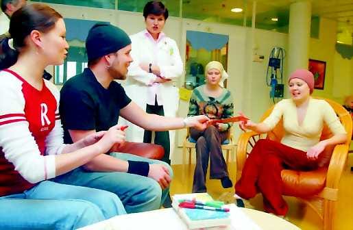 Päivän piristys. Salattujen elämien Elina, Sanna Luostarinen ja Aleksi, Tuomas Kytömäki kirjoittivat nimikirjoituksen muun muassa Katja Pasaselle (vas.) ja Reetta Romppaiselle. Omaansa odottelee erikoislääkäri Merja Möttönen.