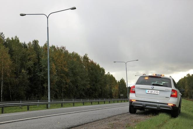 Jos auto joudutaan jättämään moottoritielle, se on ajettava mahdollisuuksien mukaan päällystetyn alueen ulkopuolelle penkereelle.