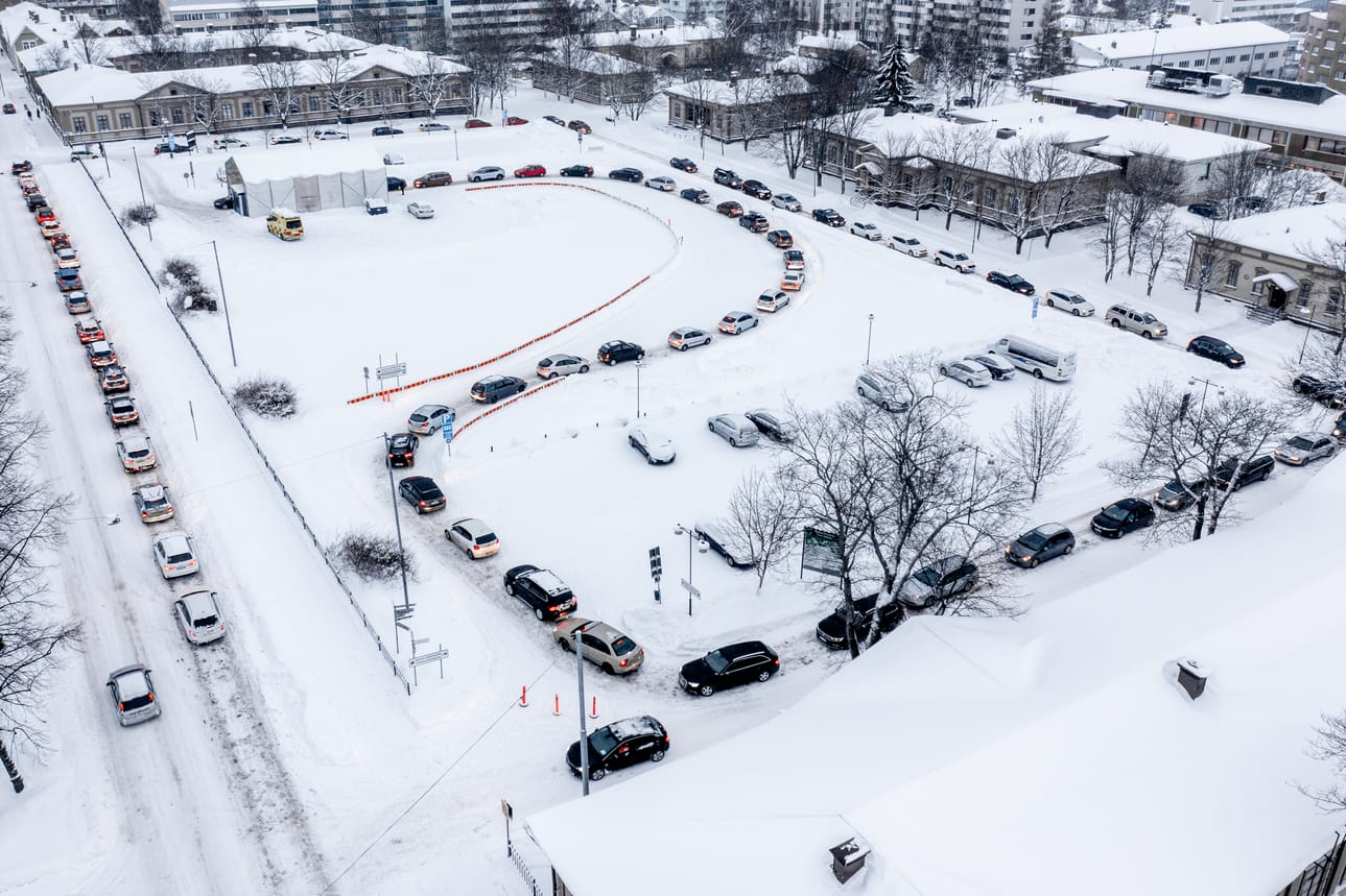 Iltapäivään mennessä Kasarmintorin testauspisteen liikenne oli jo sujuvoitunut.