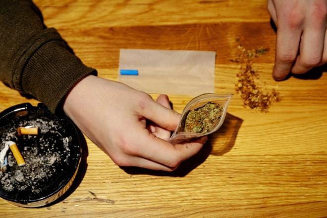 Huumausaineen käyttörikokseksi katsotaan käyttämisen lisäksi vähäisen määrän hallussapito ja yritys hankkia huumeita omaan käyttöön. KUVA: ROBIN VAN LONKHUIJSEN / EPA