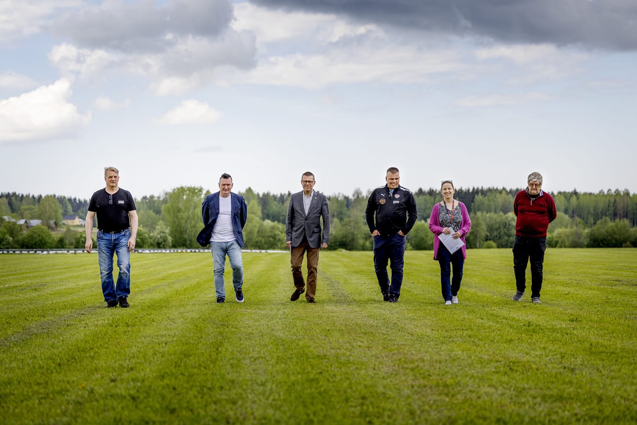 Esa Liinamaa, Mikko Kiviluoma, Markku Lumio, Jouni Välimaa, Petra Karhula ja Juha Kärnä ovat luottavaisia suurtapahtuman alla.