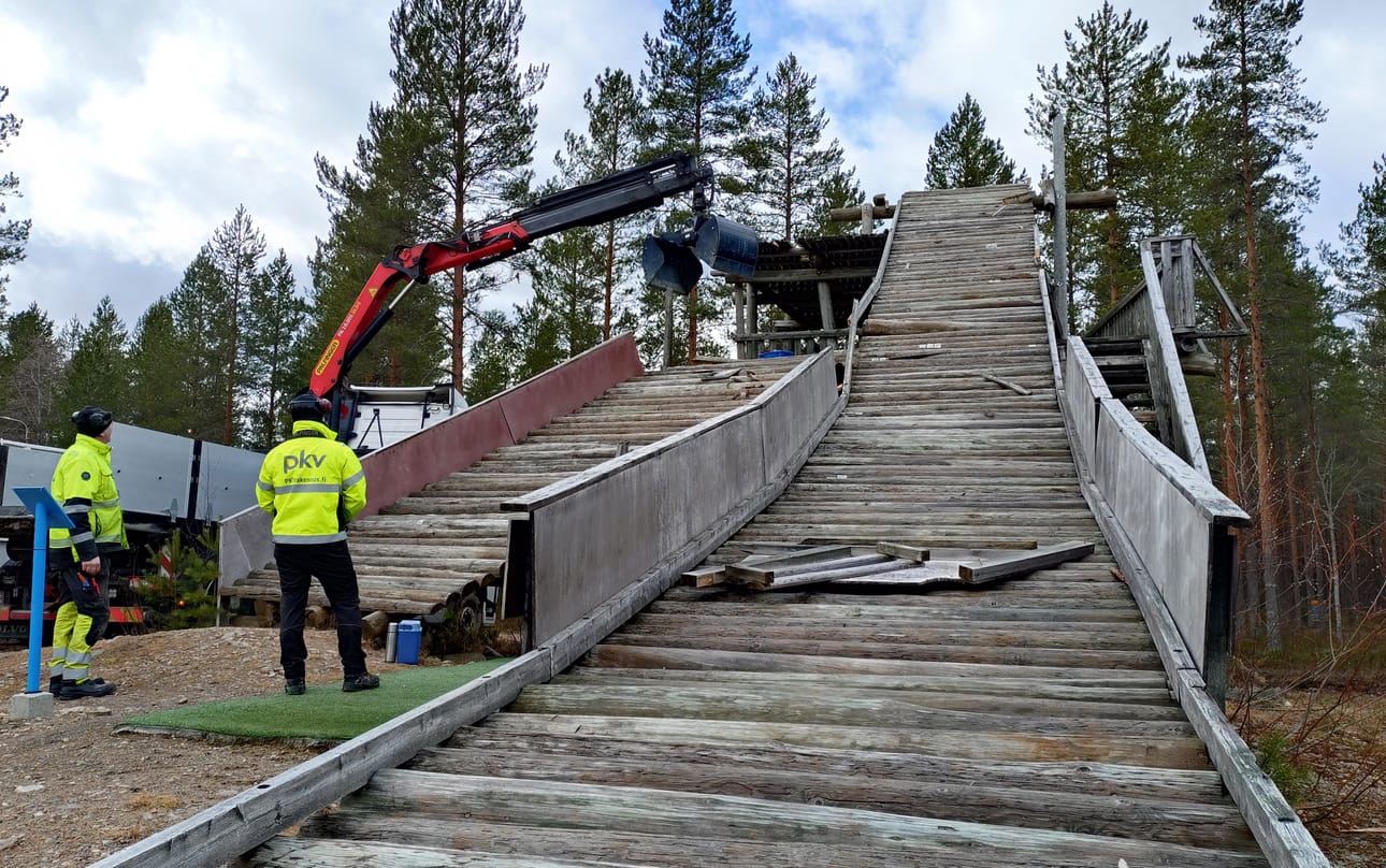 Lehtomäen hyppyrimäen ylimmät rakenteet purettiin kone- ja miestyönä.
