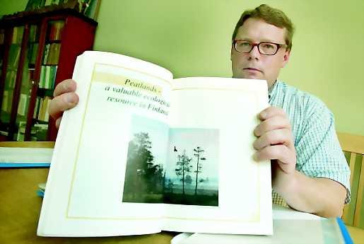 Maanläheistä. Heikki Haavikko ehtii useita kertoja vuodessa kustannushommista Pudasjärvelle seuraamaan riskialttiin turvetuotannon kehitystä.