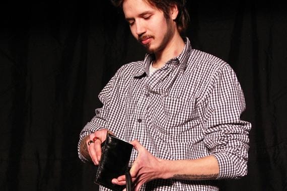 Otto (Matias Peltomäki) tarvitsee käteistä. Sitä löytyy Tilda-äidin käsilaukusta. KUVAT: ANU NAHKALA