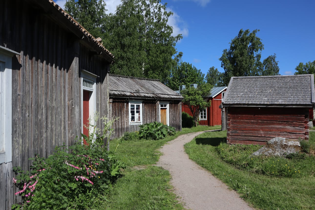 Käsityöläiskylässä saa tunnustella käsityöläisten elämää aikoinaan.
