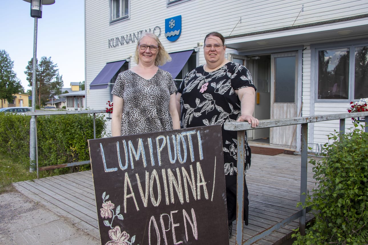 Mari Hirvasniemi ja Sanna Savilampi ovat olleet aktiivisesti mukana puodin perustamisessa. Hirvasniemi tuo myymälään leivonnaisiaan, Savilampi taidettaan.
