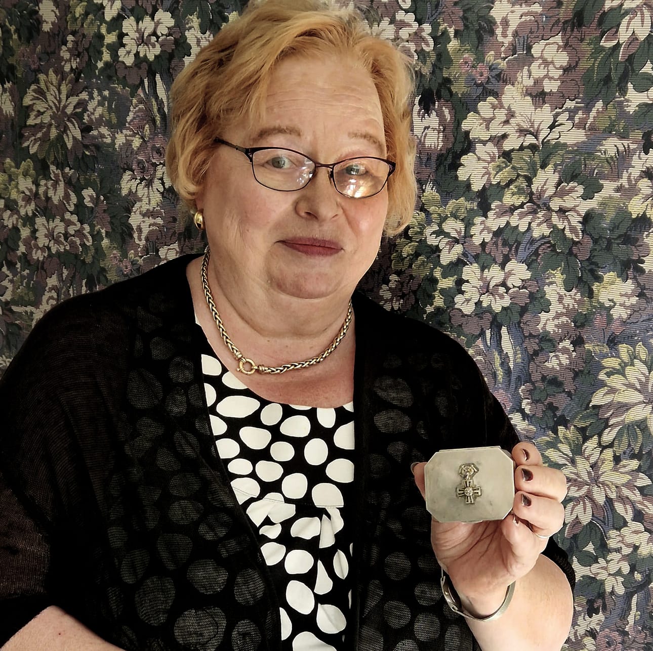 Anne Bryk sai isoäidiltään ylioppilaslahjaksi hopeisen rasian, jonka marsalkka Mannerheim oli antanut kiitoslahjaksi Eelin Kosolalle.