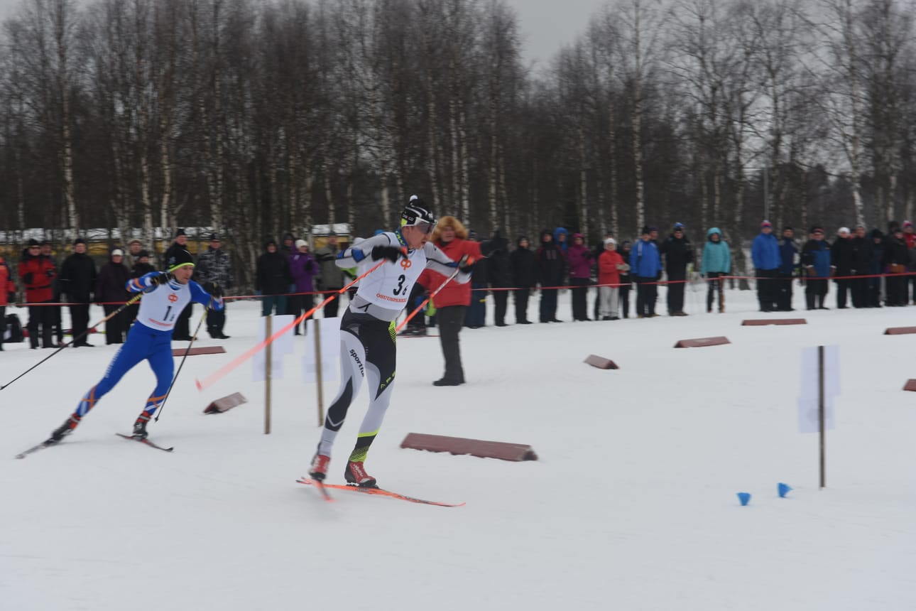 Iin Matias Tiiro oli vielä loppusuoralle käännyttäessä Oulun Heikki Palosaaren edellä. Lopussa Palosaari painoi ohi.