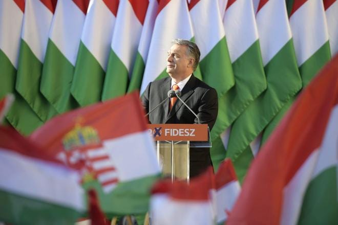 Unkarin pääministeri Viktor Orbán puhui kannattajilleen Szekesfehervarissa huhtikuun alussa kaksi päivää ennen parlamenttivaaleja, jotka Orbánin Fidesz-puolue voitti. KUVA: ZSOLT SZIGETVARY/EPA