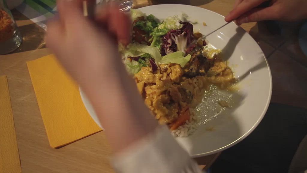Musiikkiopiston oppilaat esiintyvät lounasravintolassa
