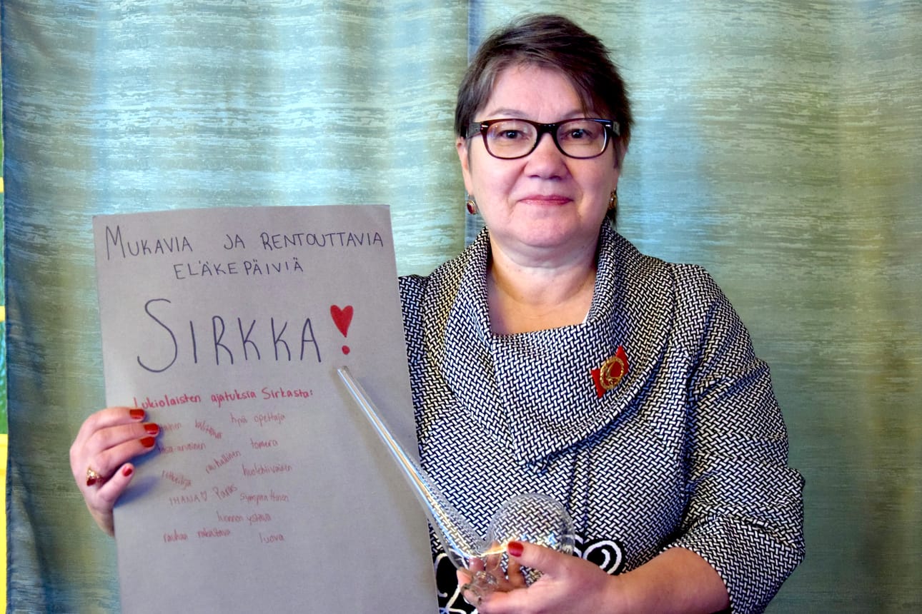 Sirkka Sarkkinen saateltiin eläkepäiville joulun alla Ruukissa. Lahjaksi opettaja sai sydäntä lämmittäviä kortteja sekä hauskaa, työhön liippaavaa välineistöä.