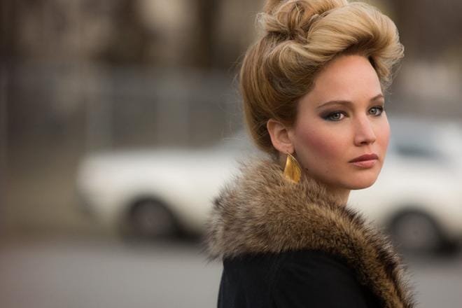 Jennifer Lawrence on Rosalyn Rosenfeld American Hustle -elokuvassa, joka perustuu tositapahtumiin. Se sai kymmenen Oscar-ehdokkuutta. KUVA: Nelonen