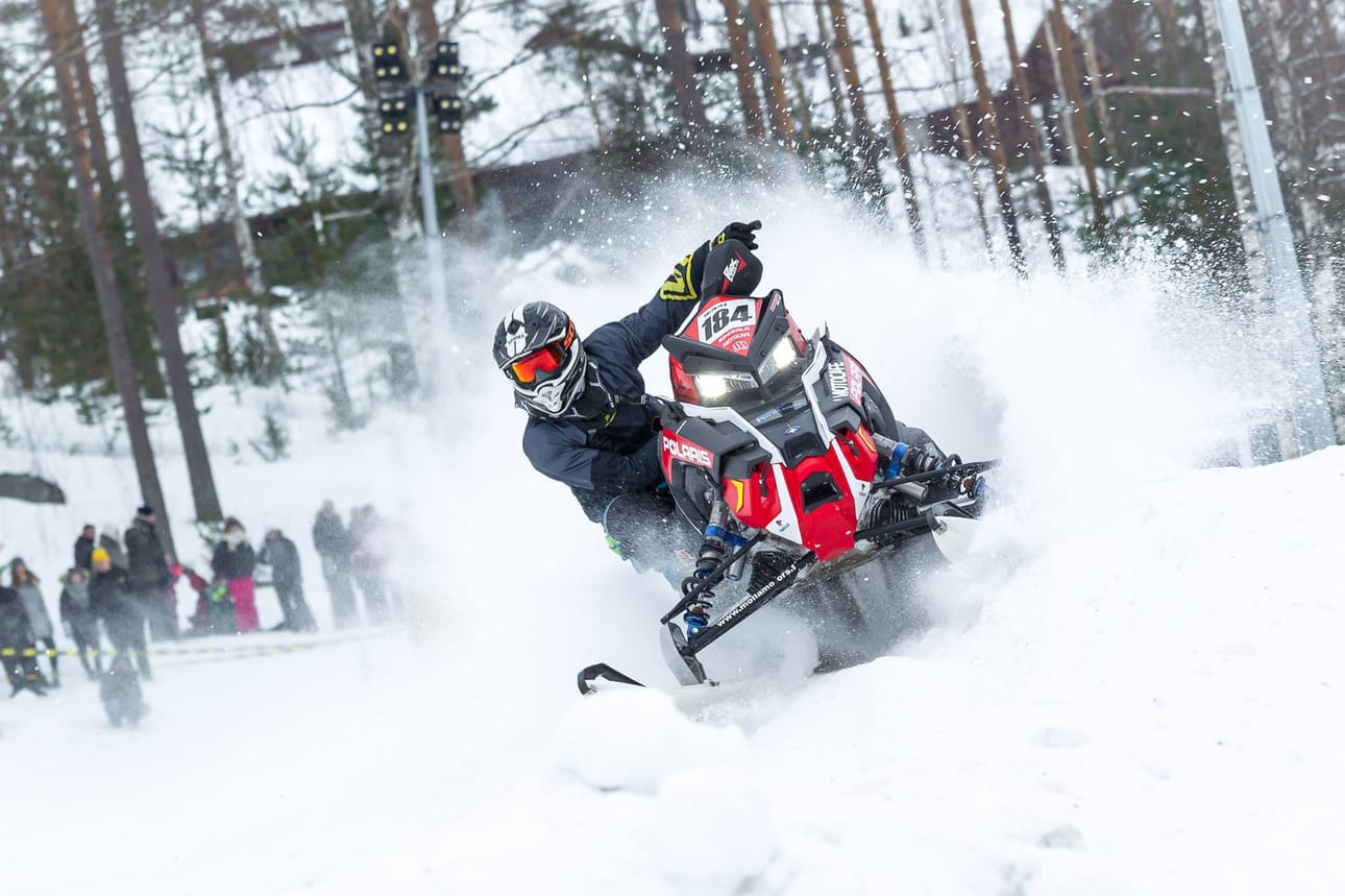 Aki Pietilä vauhdissa snowcrossin SM-osakilpailuissa maaliskuussa. Lajiin kuuluu ilmalentoja hyppyreistä, tiukkoja kurveja, esteiden kiertämistä ja muuta ryskäämistä.