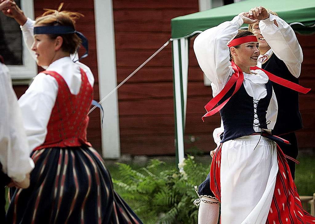 Suomalaista kansantanssia Oulun Turkansaaressa.